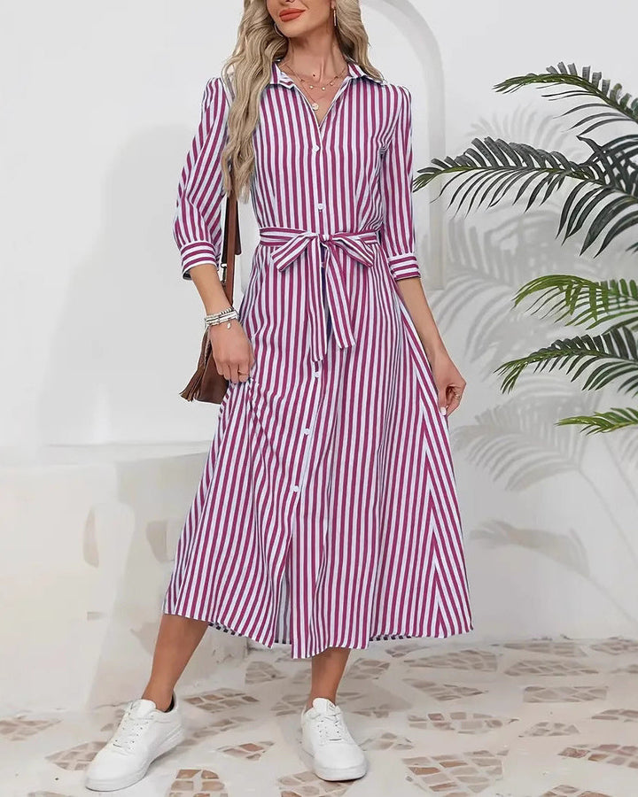 Abito camicia donna a righe con bottoni frontali e colletto a rever, un capo essenziale per la moda quotidiana.