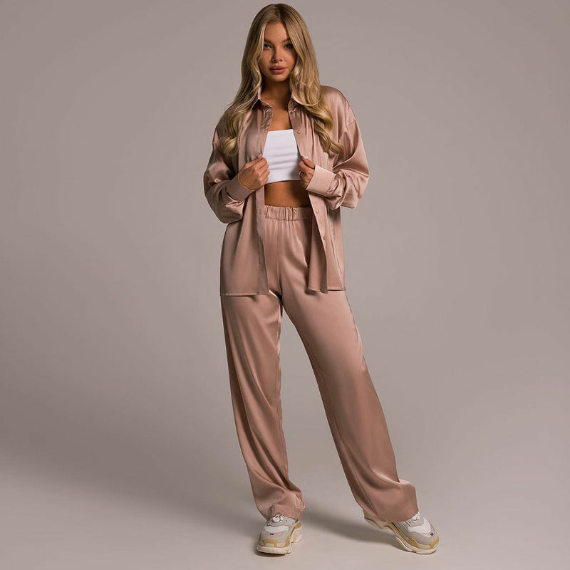 Completo donna elegante in raso fluido, top a maniche corte e pantaloni ampi. Perfetto per outfit serali o casual chic.