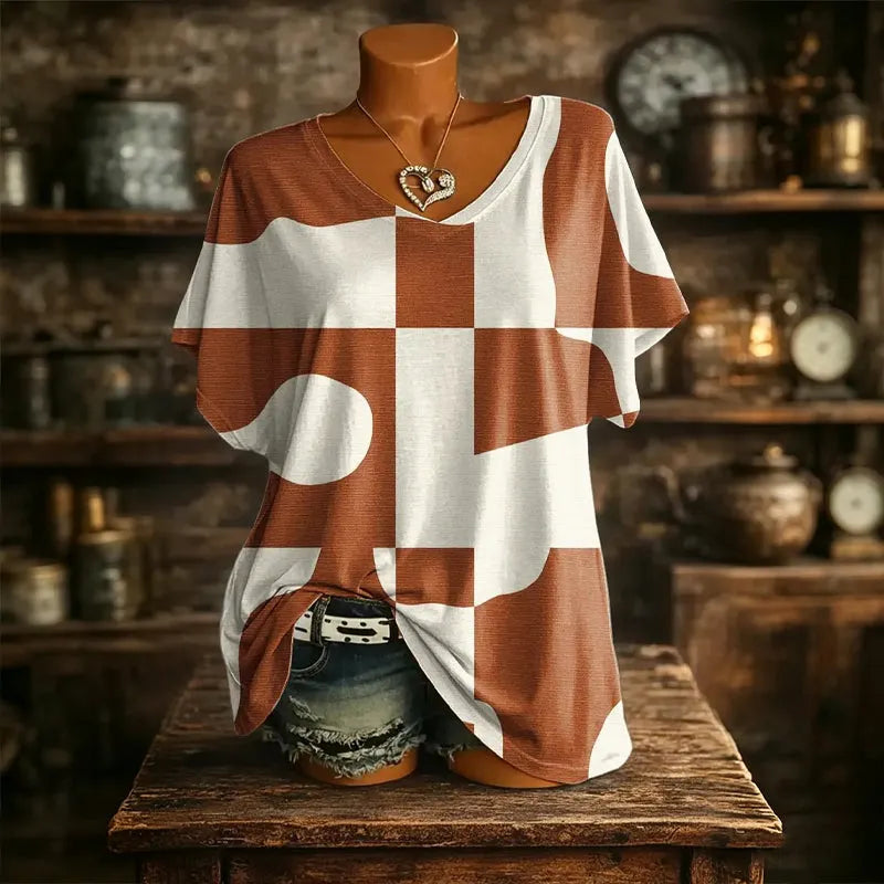 Dettaglio della stampa vivace e colorata su t-shirt donna con scollo a V, stile casual per l'estate.
