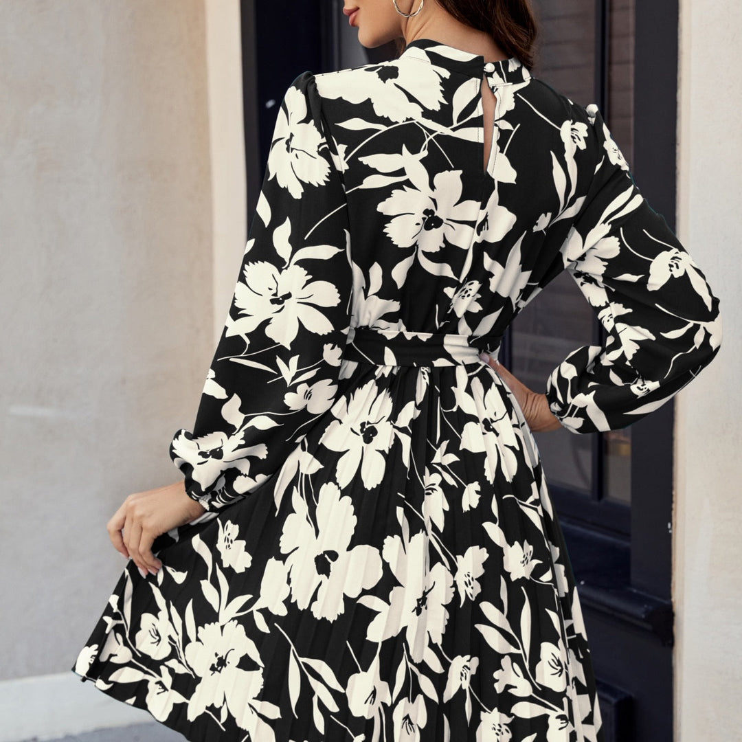 Abito donna mini chic con stampa, maniche lunghe e girocollo. Morbido tessuto pieghettato per un look moderno e confortevole.