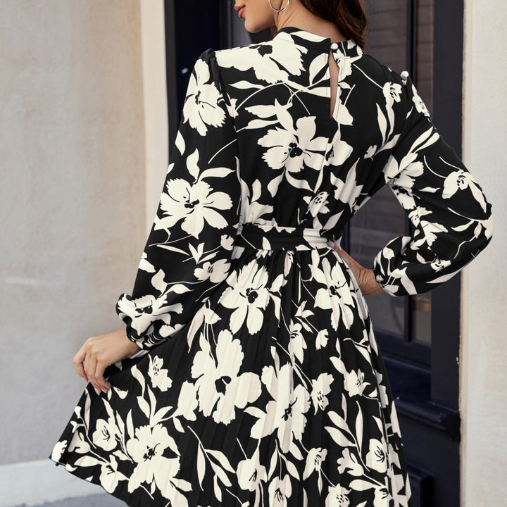 Abito donna mini chic con stampa, maniche lunghe e girocollo. Morbido tessuto pieghettato per un look moderno e confortevole.