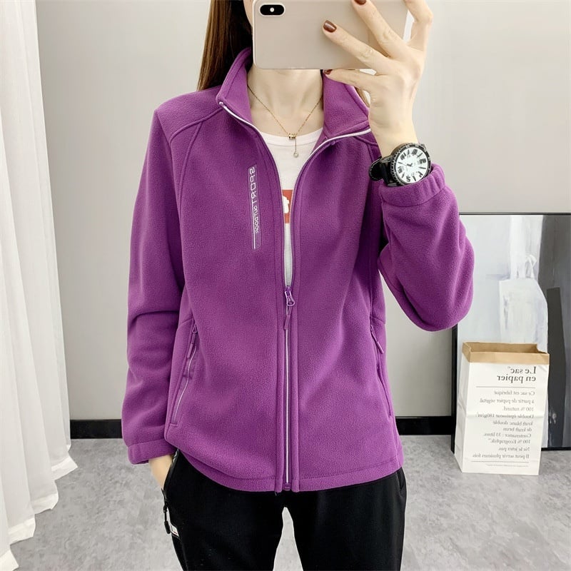 Moda femminile: cappotto invernale donna spesso, con collo alto e maniche lunghe, un capo caldo e versatile.