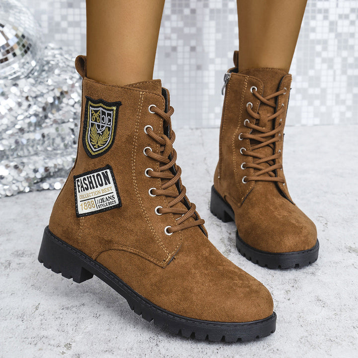 Stivaletti donna marroni stile Martin con lacci, punta tonda e tacco spesso, perfetti per l'inverno.