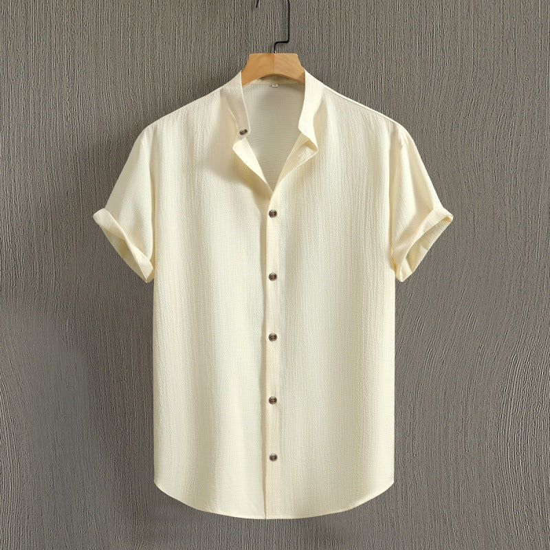 Camicia uomo elegante a manica corta tinta unita. Vestibilità rilassata, colletto rigido. Moda estiva casual.