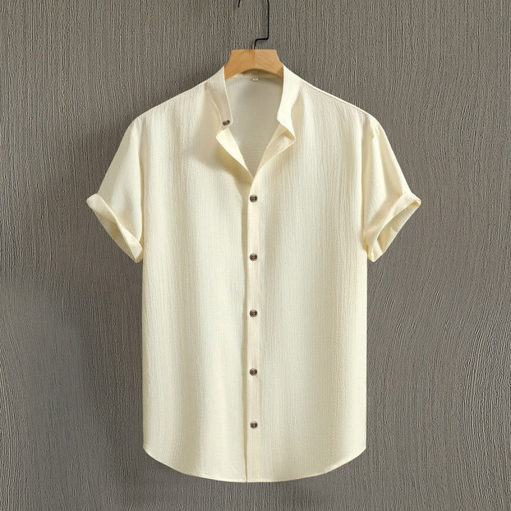 Camicia uomo elegante a manica corta tinta unita. Vestibilità rilassata, colletto rigido. Moda estiva casual.