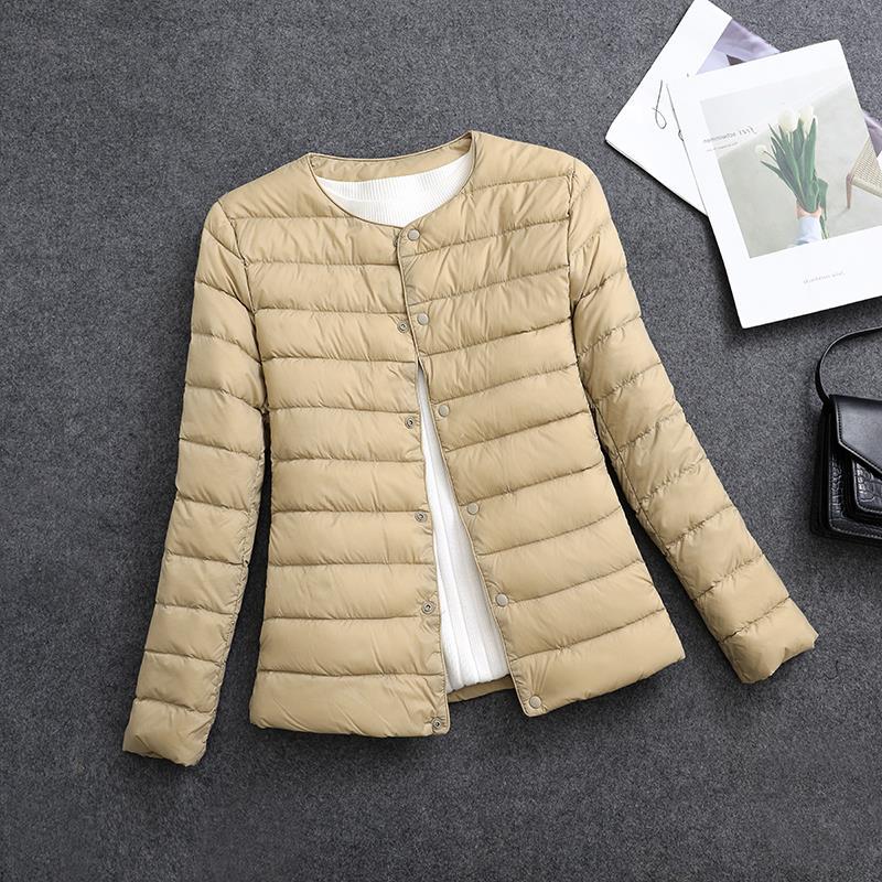 Piumino donna per tutti i giorni, scollo tondo, caldo e isolante, facile da abbinare.