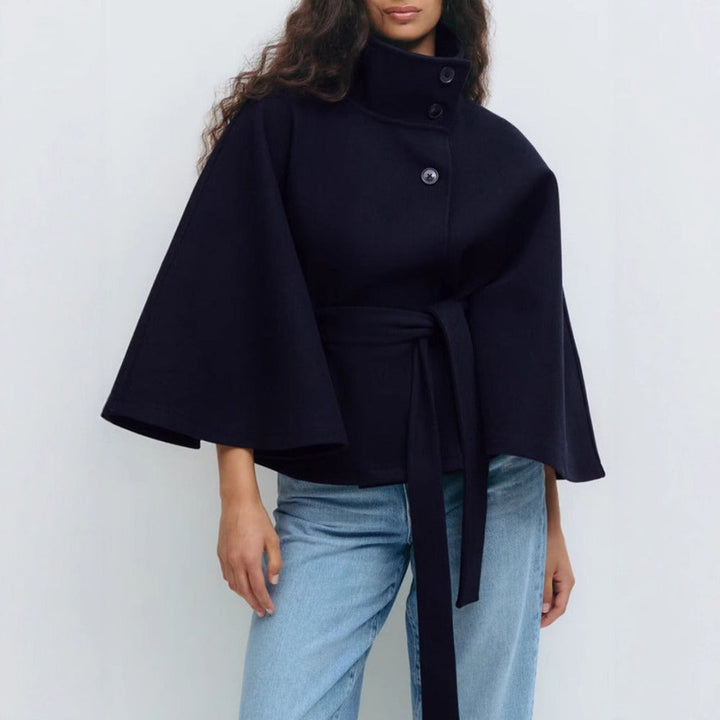 Cappotto a mantella nero donna invernale, collo alto. Un outerwear femminile versatile e di tendenza per l'inverno.