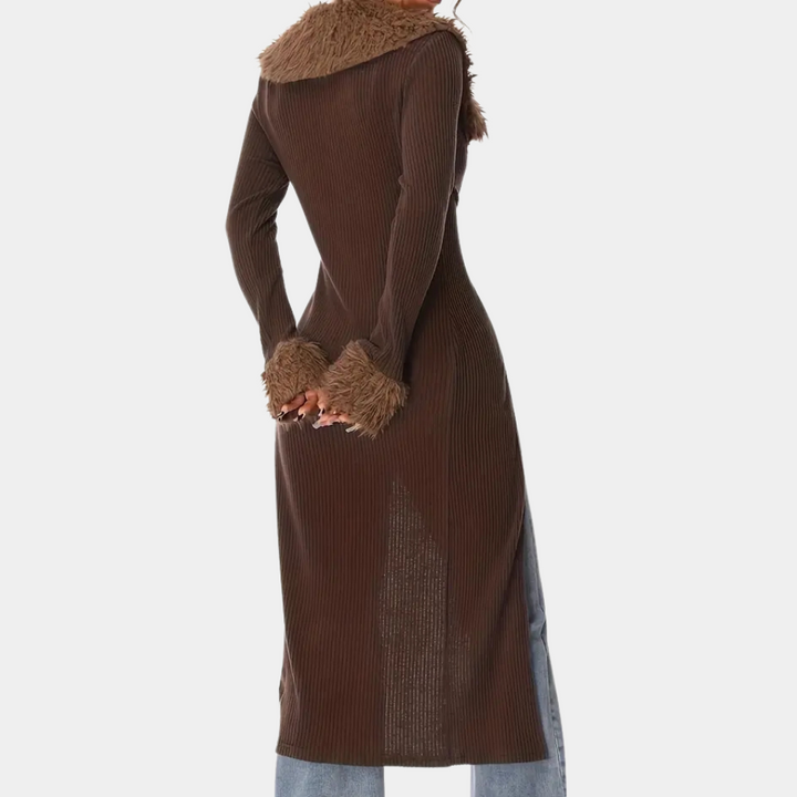 Cardigan donna lungo, in morbido tessuto marrone, ideale per un capo spalla elegante e confortevole.