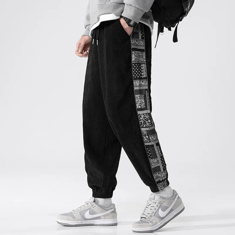 Pantaloni da uomo neri a gamba dritta, ideali per abbigliamento casual elegante o streetwear urbano.