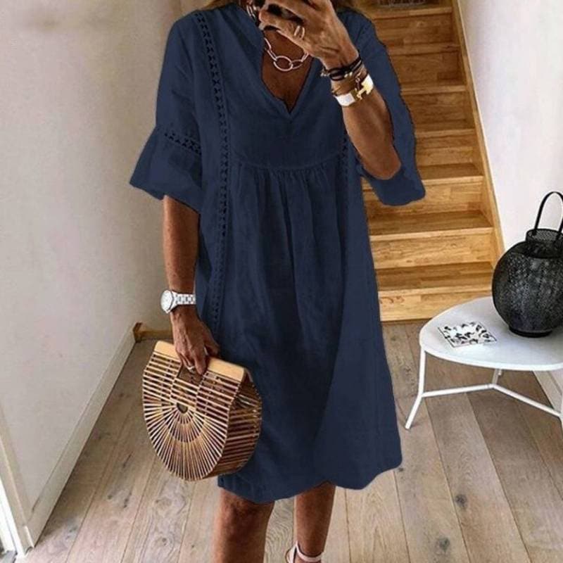 Abito da donna estivo fluttuante in stile boho, con eleganti dettagli in pizzo. Ideale per un comfort chic nella stagione calda.