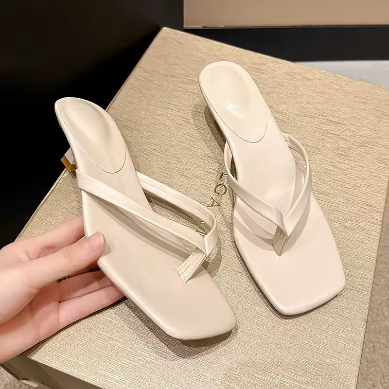 Sandali donna eleganti per serate estive. Calzature comode e versatili per camminare con stile. Moda estiva ai tuoi piedi.