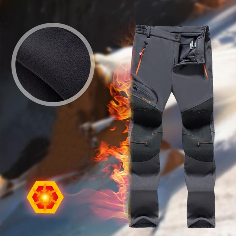 Giacca e pantaloni sci da uomo, parte del completo invernale impermeabile. Tuta calda antivento per la montagna e trekking.