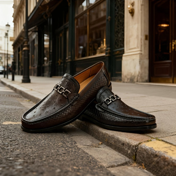 Vista dall'alto: mocassino uomo coffee brown in pelle intrecciata. Stile versatile e comfort assicurato.