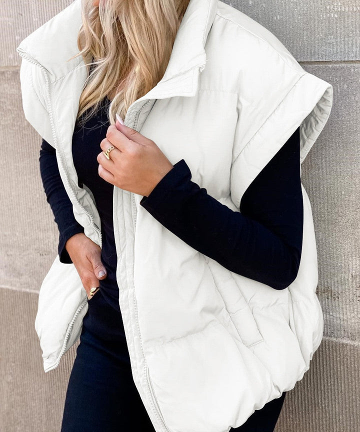 Primo piano del collo e chiusura del gilet invernale da donna, dettaglio elegante per calore e stile versatile.