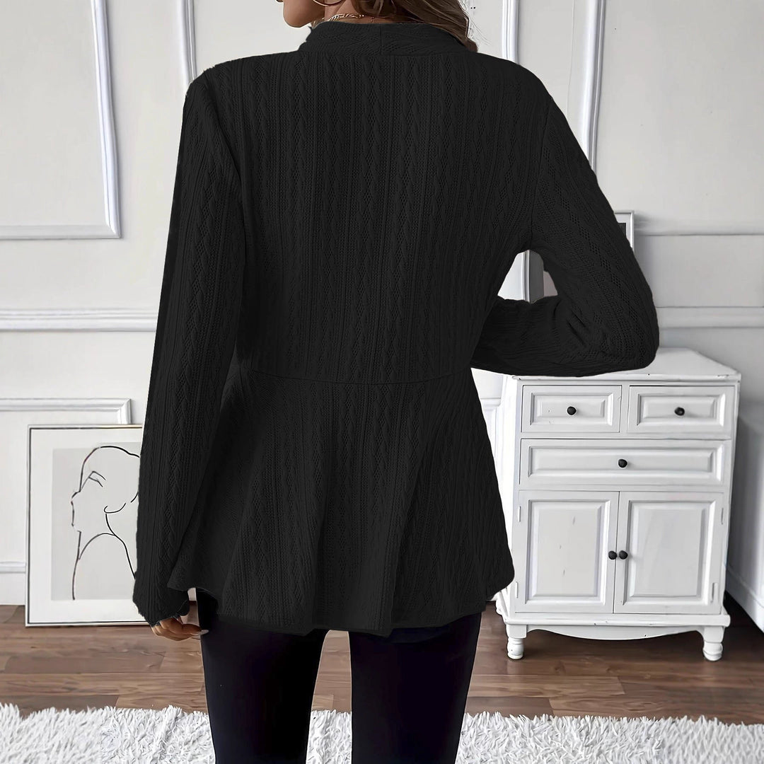 Cardigan donna casual-chic con bottone, ideale per un'eleganza quotidiana. Moda femminile versatile e comoda.