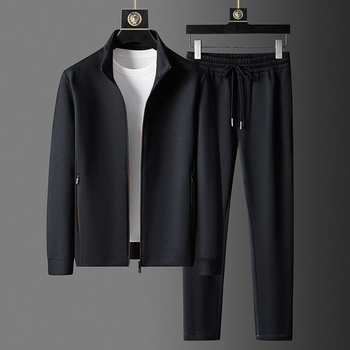 Tuta uomo casual con collo alto e zip completa, perfetta per comfort e stile quotidiano. Abbigliamento sportivo autunnale.