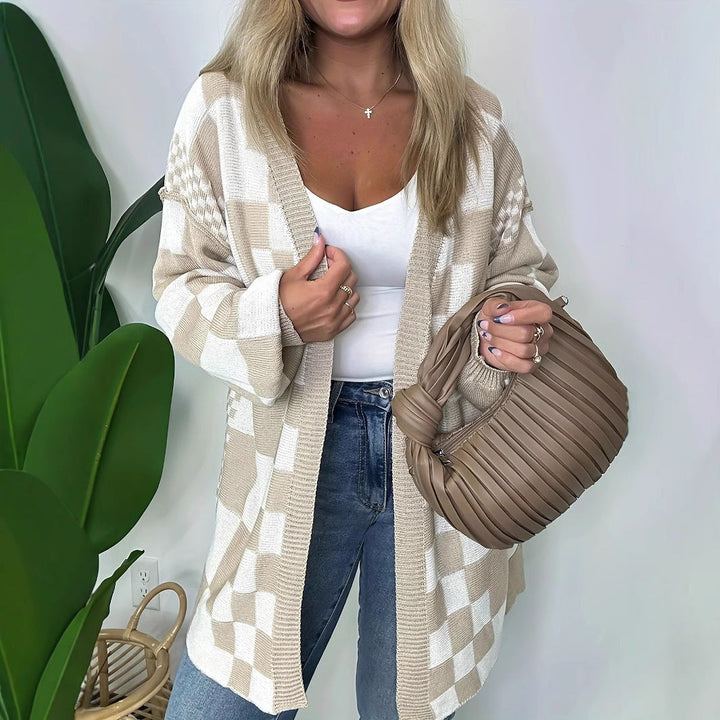 Elegante cardigan lungo donna a quadri a contrasto. Colore beige rosato, ideale per outfit casual chic.