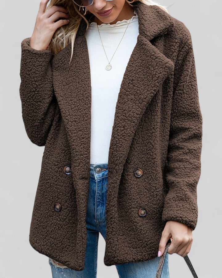 Donna con cappotto elegante, texture morbida per un comfort avvolgente e un look raffinato.