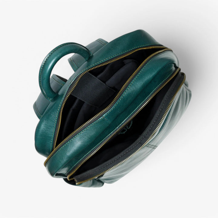 Zaino donna minimalista in tonalità verde profondo. Accessorio chic per ogni occasione.