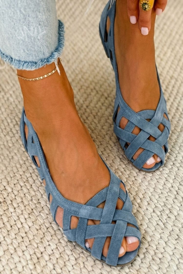 Moda donna estiva: sandali piatti intrecciati con cinturino alla caviglia, comfort e stile casual.
