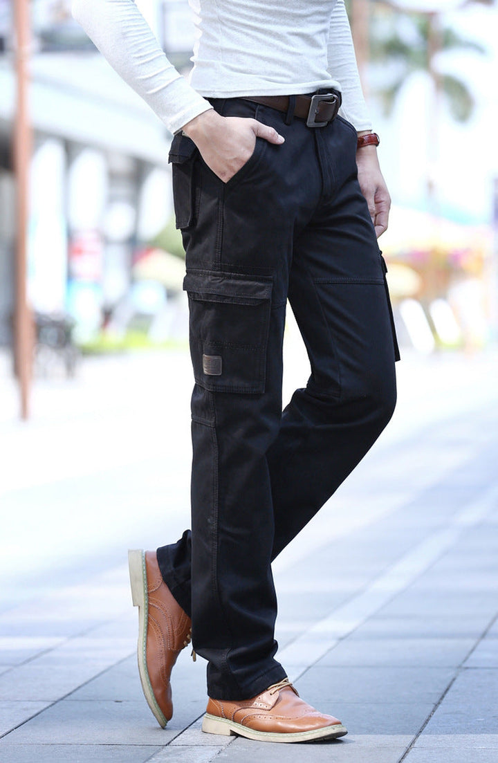 Uomo in pantaloni cargo verdi, stile versatile e pratico, con taglio dritto per comfort quotidiano e moda maschile.