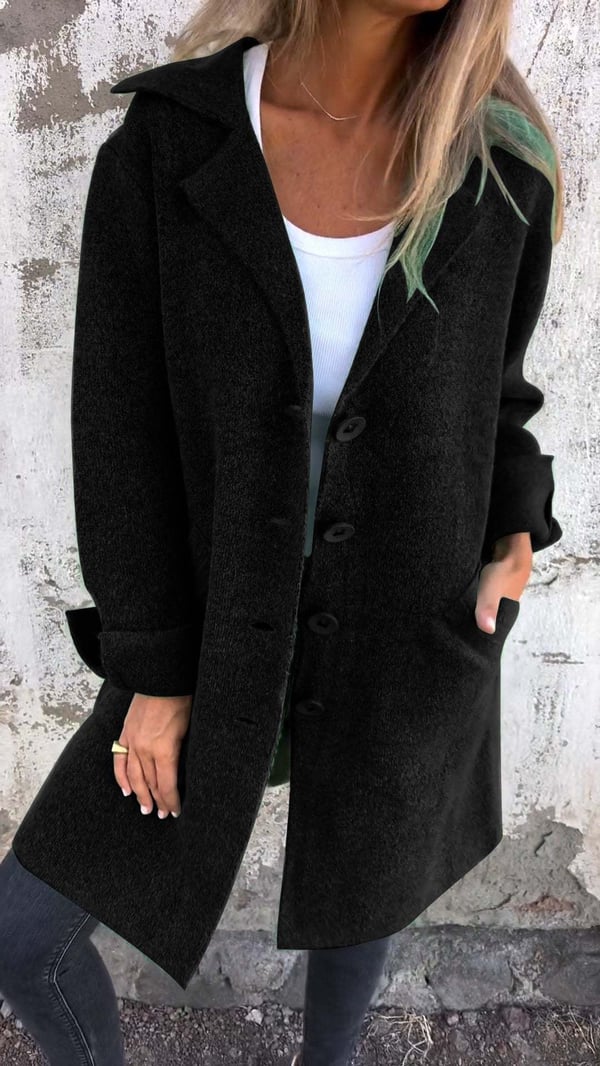 Vista frontale della giacca oversize donna con revers dentellato e bottoni chic, capo di moda.