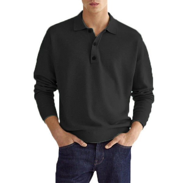 Dettaglio del tessuto e del polsino della maglia polo uomo. Maniche lunghe, scollo a V, ideale per l'autunno.