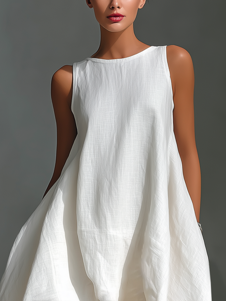 Abito midi estivo da donna in lino, taglio fluido e smanicato, con orlo asimmetrico per un look chic.