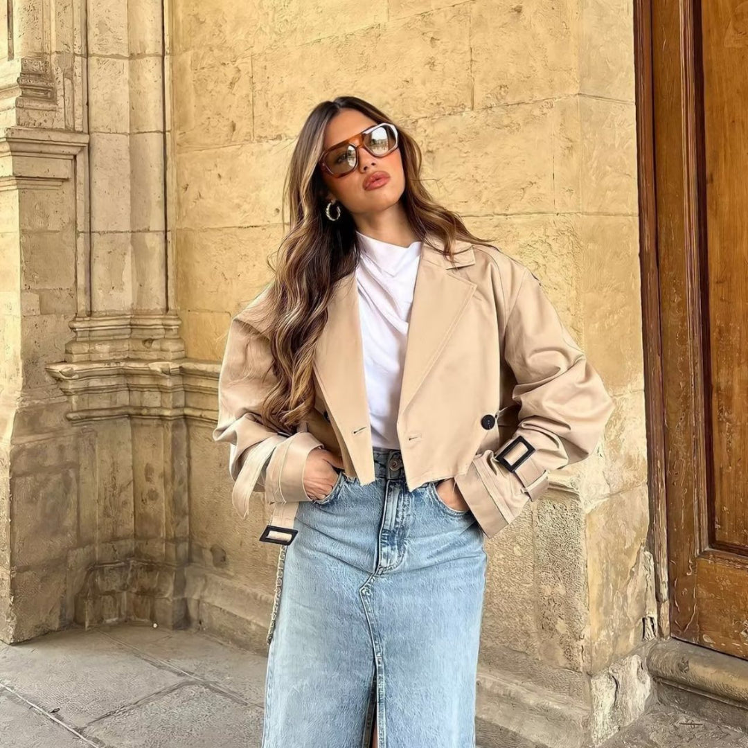 Trench donna corto per autunno, doppiopetto e con bottoni, giacca elegante e funzionale.