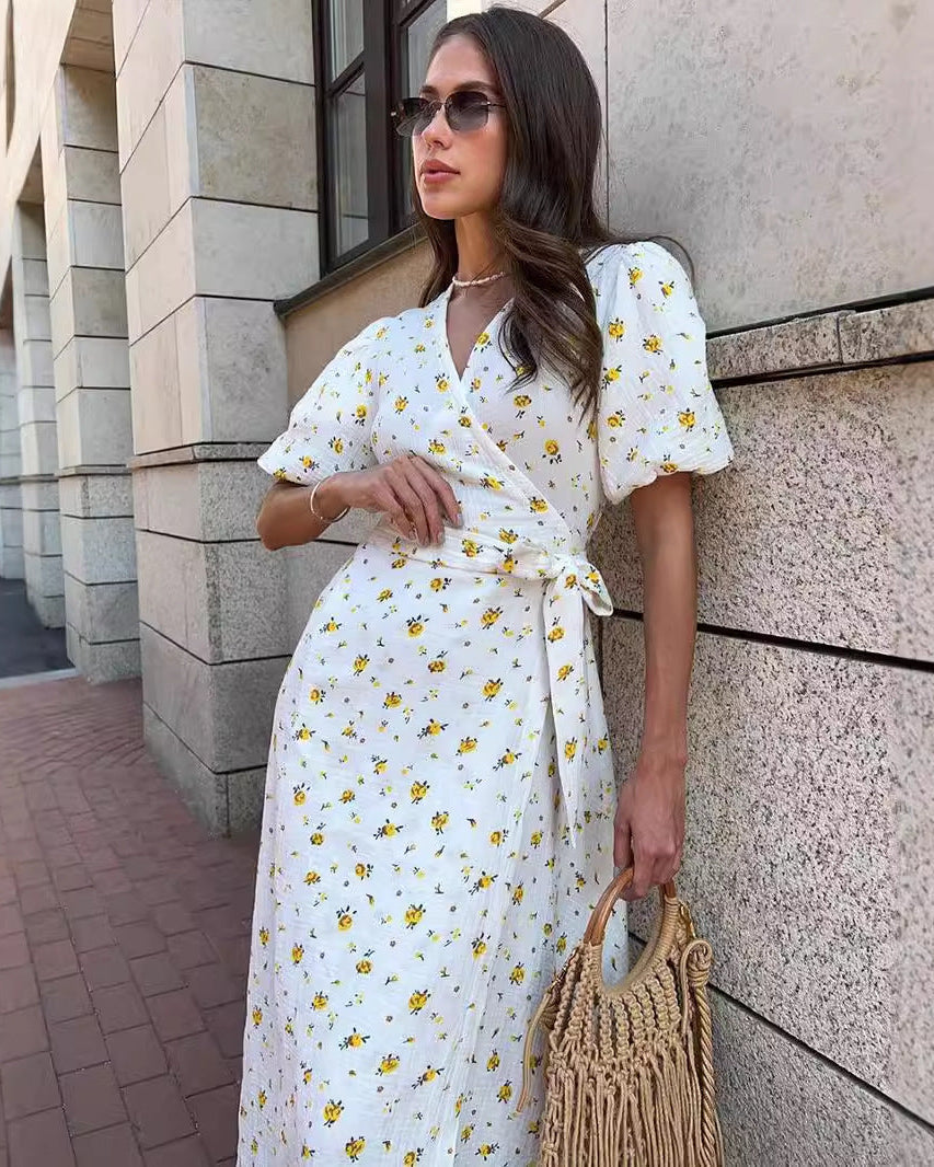 Abito estivo floreale per donna, scollo a V, maniche corte, design midi per outfit estivi.