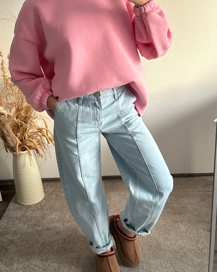 Jeans donna in denim azzurro chiaro, gamba larga e vita media. Perfetti per un look casual moderno e comodo.
