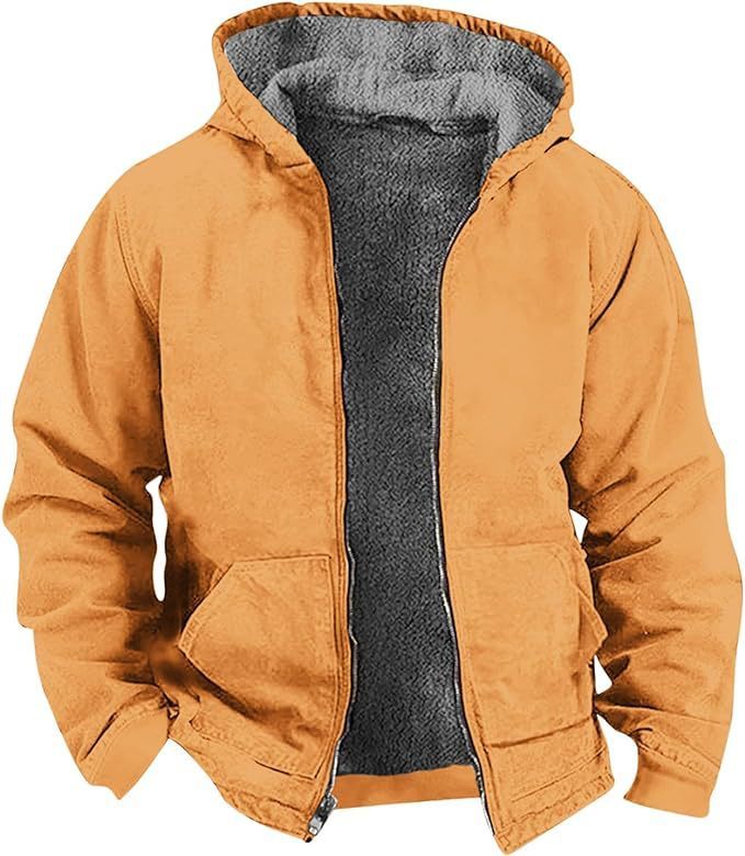 Uomo con giacca impermeabile antivento per escursioni, comfort e protezione in ogni stagione.