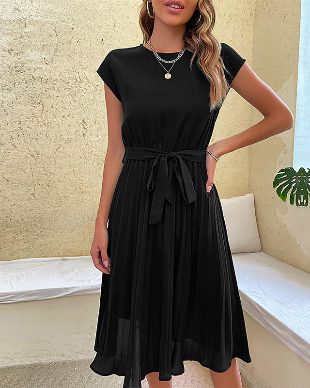 Moda estiva: abito donna corto plissettato, scollo tondo, cintura. Versatile ed elegante.