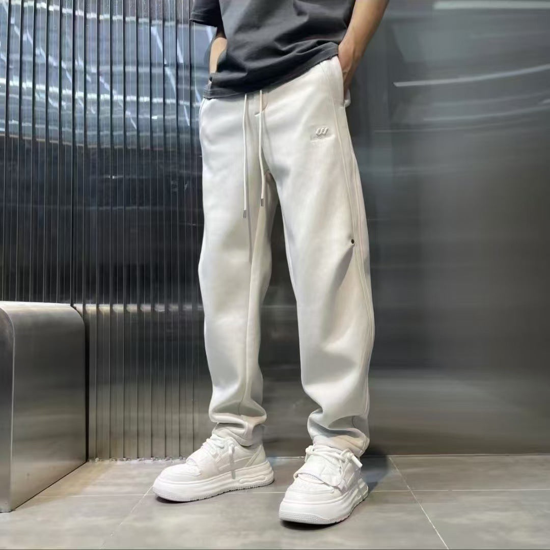 Tuta da uomo comoda con vita alta e gamba affusolata, per un look sportivo e alla moda.