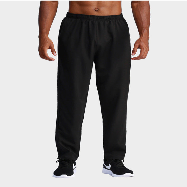 Uomo in pantaloni sportivi ampi ad asciugatura rapida per basket e allenamento fitness. Massima libertà di movimento.