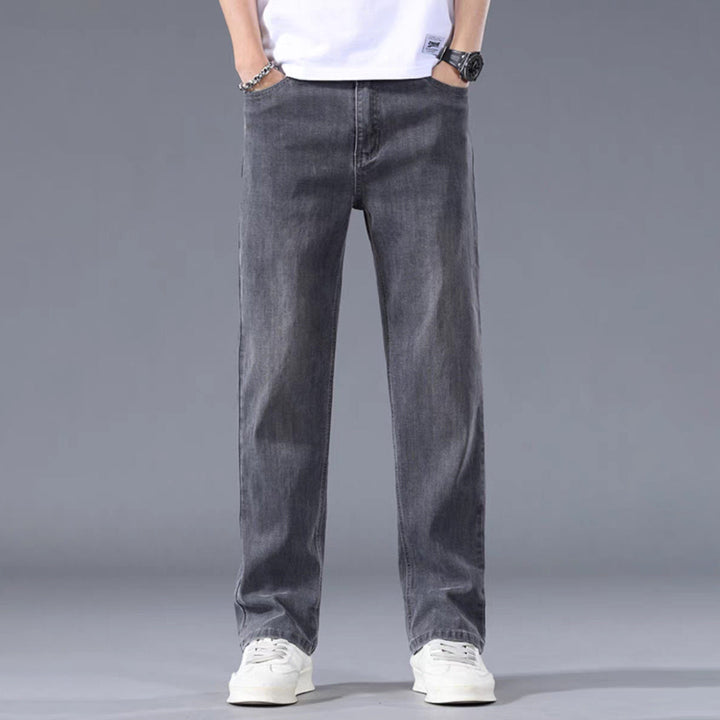 Pantaloni uomo slim fit in denim, vita media. Essenziali per la moda uomo, adatti a look casual ed eleganti.
