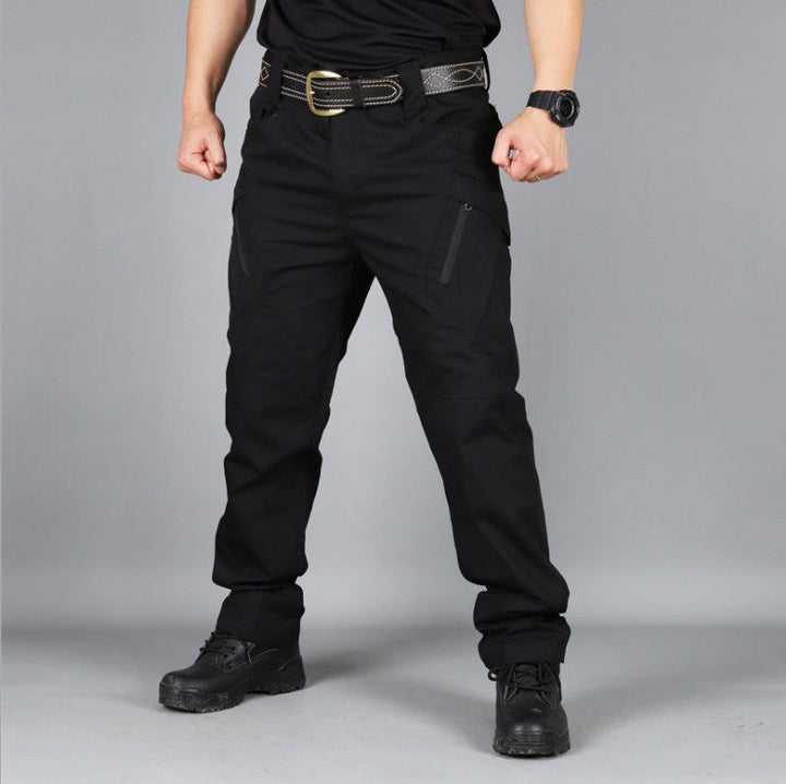 Pantaloni uomo dritti vita media, in tessuto microelastico. Perfetti per look casual o eleganti. Resistenti alle pieghe.