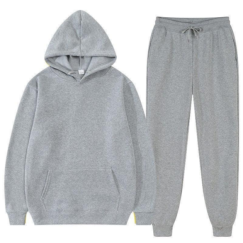 Moda autunno uomo: tuta sportiva completa con felpa con cappuccio e pantaloni, stile casual per ogni giorno.