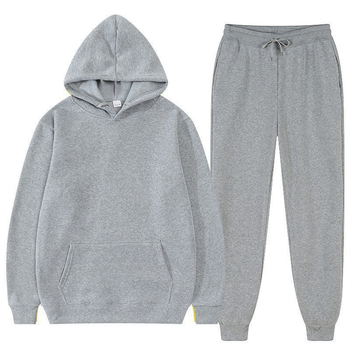 Moda autunno uomo: tuta sportiva completa con felpa con cappuccio e pantaloni, stile casual per ogni giorno.