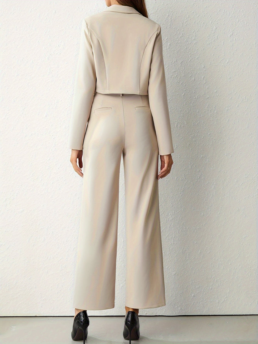 Tailleur donna due pezzi beige: blazer elegante e pantaloni sartoriali. Ideale per abbigliamento formale e ufficio.
