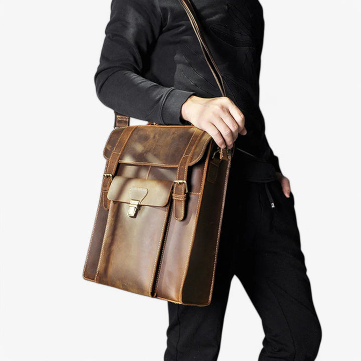 Zaino valigetta uomo convertibile marrone, compagno di viaggio e lavoro, un accessorio versatile e chic.