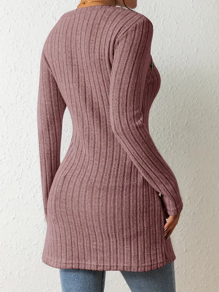 Elegante top donna monospalla, taglio asimmetrico aderente. Moda femminile moderna.