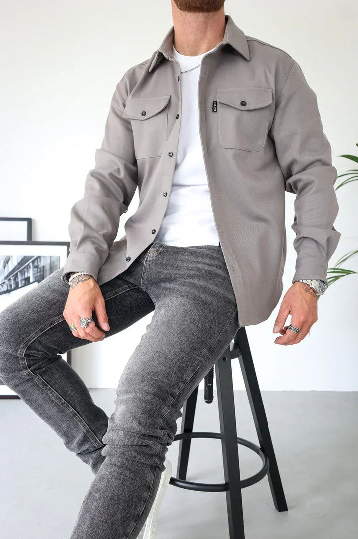 Overshirt autunnale uomo, ideale per look casual ed eleganti, massima vestibilità.
