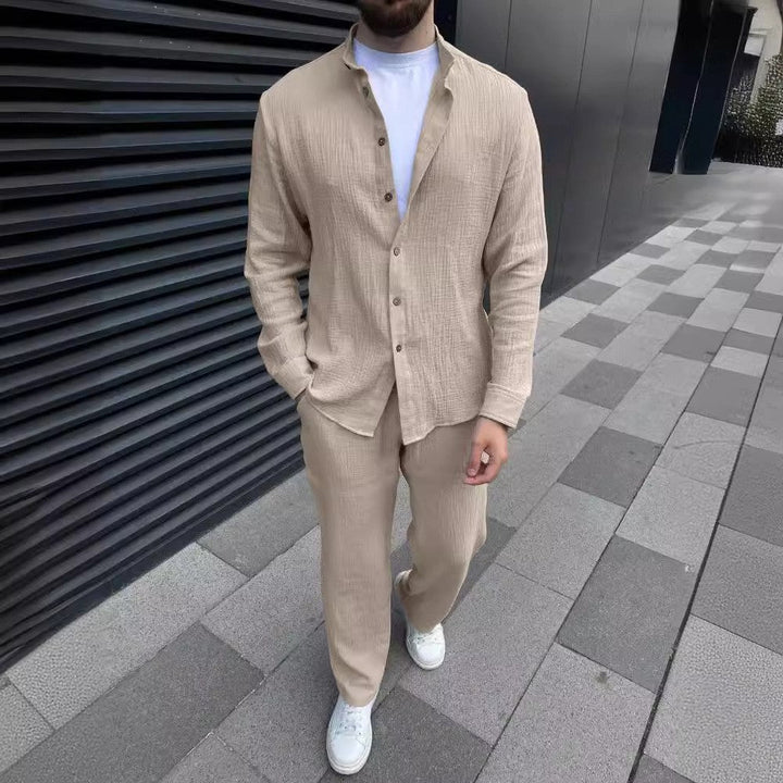 Completo uomo casual coordinato con camicia a maniche lunghe e pantaloni cropped moderni. Ideale per comfort quotidiano.