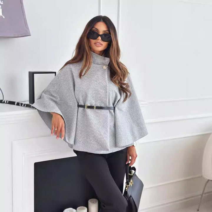 Giacca da donna chic, outerwear con cintura per un tocco sofisticato. Abbigliamento femminile di tendenza.