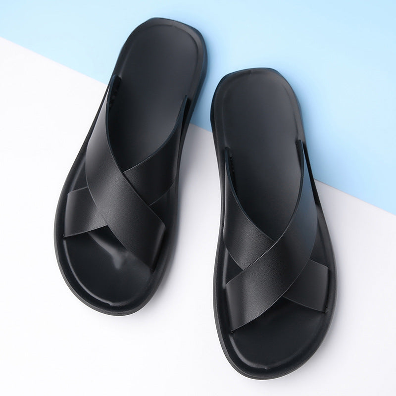 Uomo indossa sandali estivi aperti, ciabatte casual slip-on. Perfetti per passeggiate e praticità estiva.