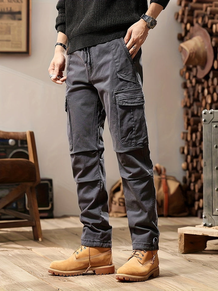 Pantaloni cargo tattici per uomo, perfetti per avventura, outdoor o abbigliamento casual e stile urbano resistente.