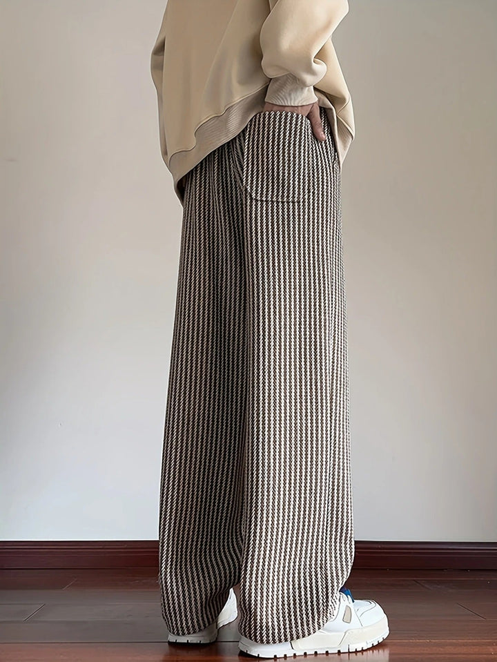 Immagine di pantaloni uomo a gamba larga, motivo spina di pesce, stile streetwear, vita elasticizzata.