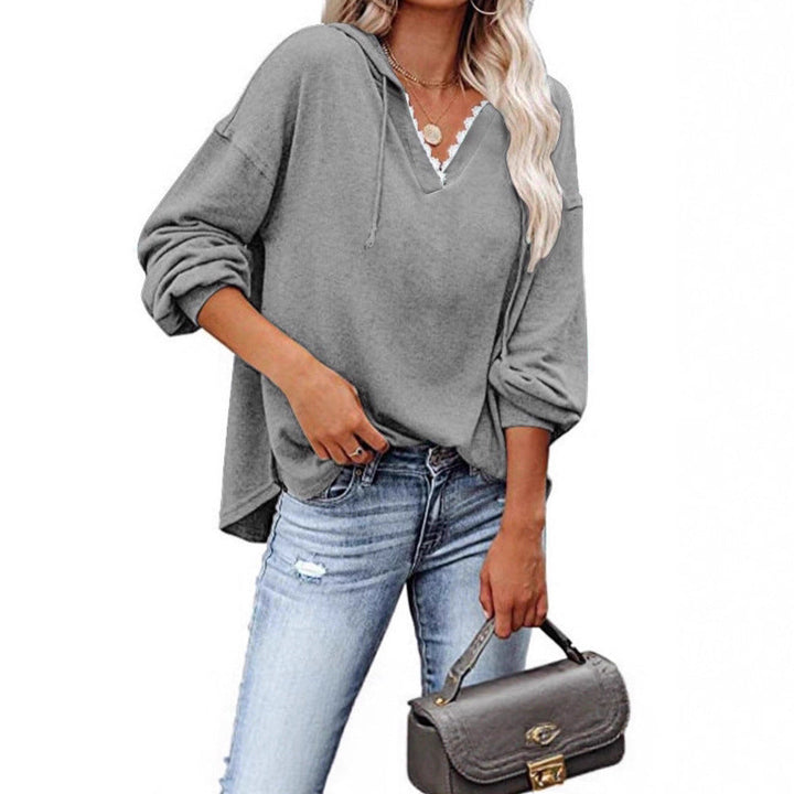Abbigliamento donna: felpa con cappuccio e pizzo, scollo a V, maniche lunghe, stile casual.
