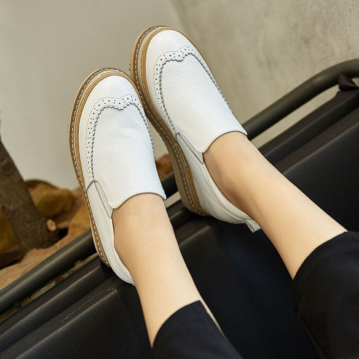 Sneakers donna casual con zeppa nascosta, disponibili in bianco e nero. Scarpe slip-on per stile versatile quotidiano.